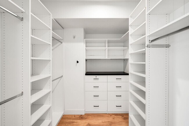 Building Photo - LUX 3BD, 5BA Modern Townhome at 9th & CO Near Congress Park
