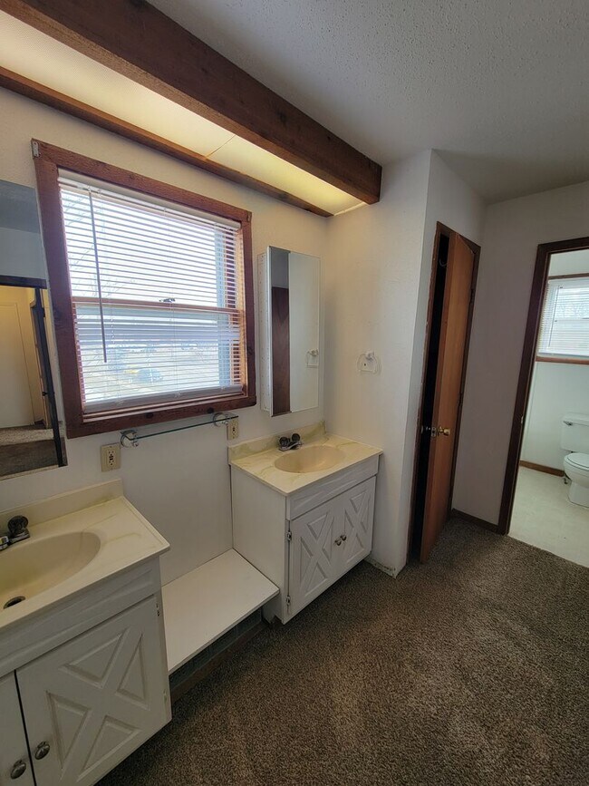 Building Photo - 321 W 5th St