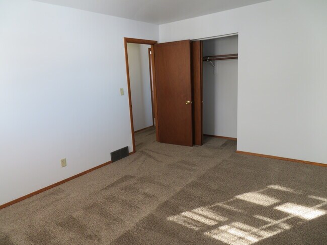 Building Photo - 5560 S Buckhorn Ave