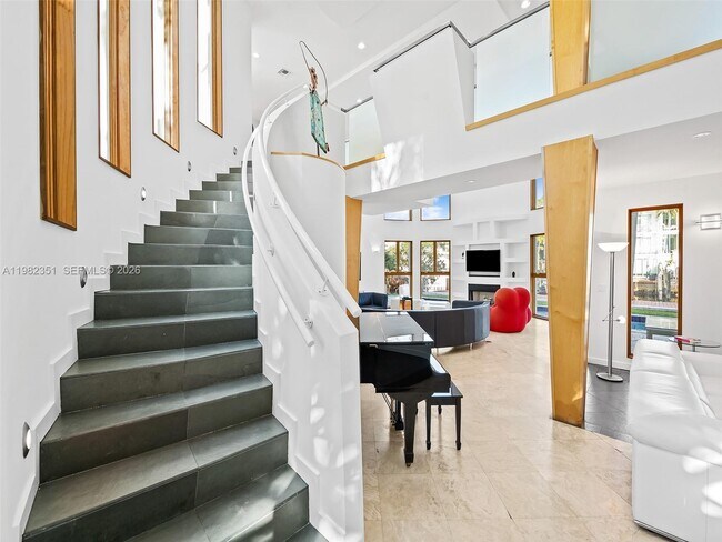 Building Photo - 450 Victoria Terrace