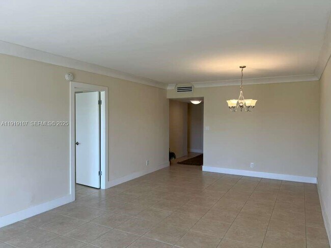 Building Photo - 2950 N Palm Aire Dr