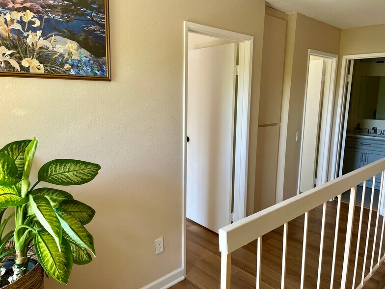Hallway 2nd floor - 2742 Meadow Lark Dr