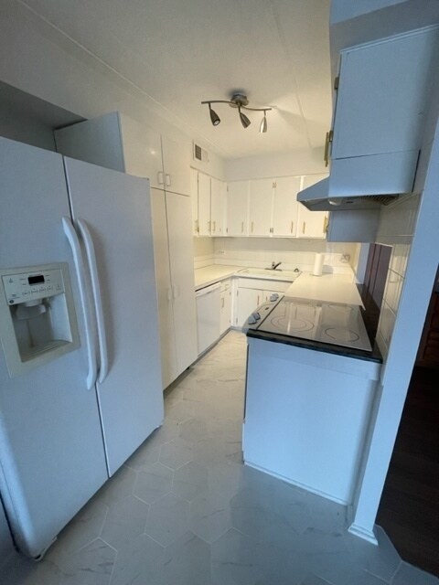 Building Photo - 1301 N Western Ave