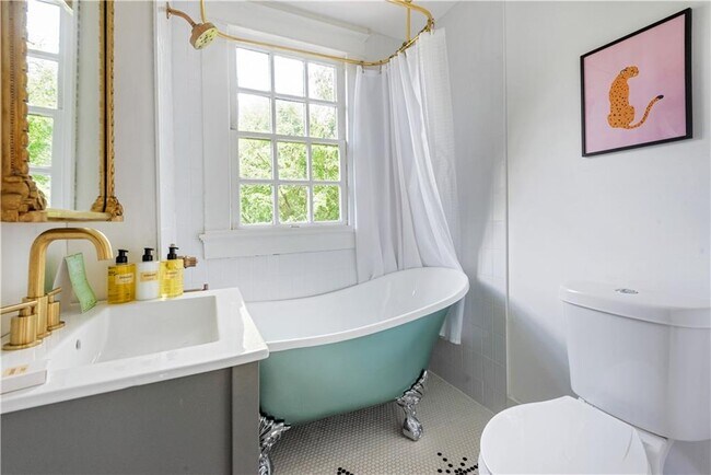 Building Photo - 1031 Austin Ave NE