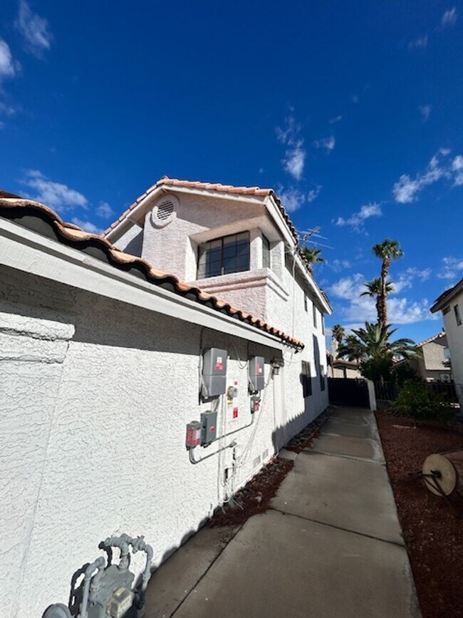 Building Photo - STUNNING 4 BEDROOM 3 BATH, 2 STORY HOME WI...