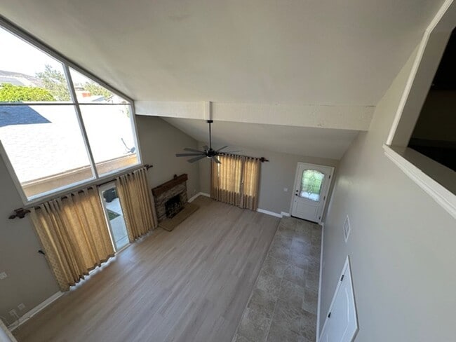 Building Photo - Stunning Newbury Park Home in model condit...