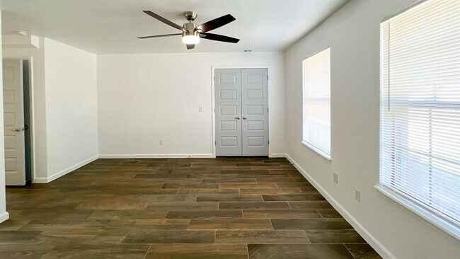 Building Photo - 8401 Azurewood Dr