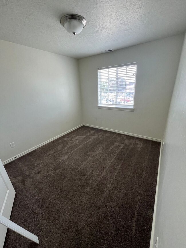 Building Photo - 1 Female Room in a Cute Orem Townhome