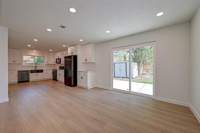Building Photo - 7719 Dawnridge Dr
