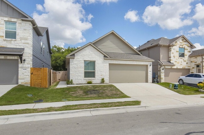 Building Photo - 924 Falkland Trace