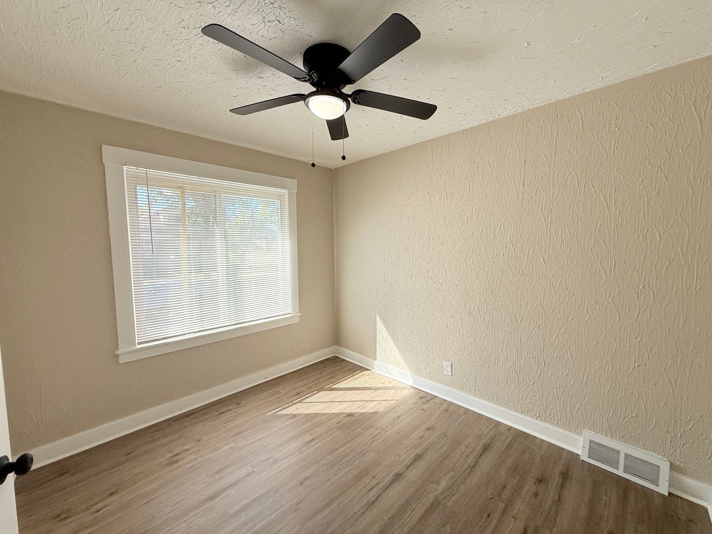 Building Photo - This beautifully updated 3-bedroom, 1-bath...