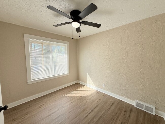 Building Photo - This beautifully updated 3-bedroom, 1-bath single-family home is ready for move-in!