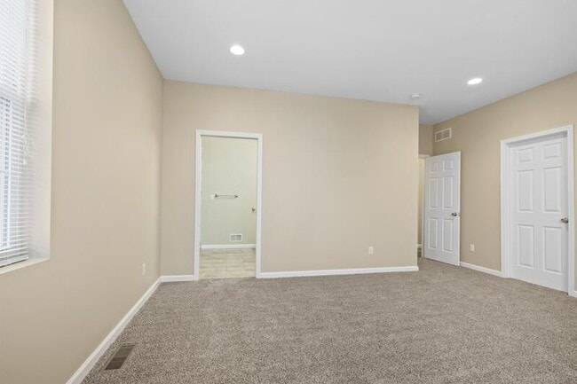 Building Photo - 438 Elm St