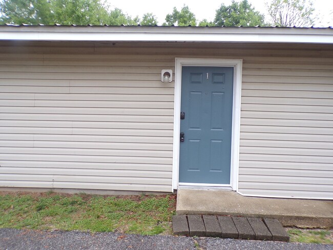 Building Photo - 2-Bedroom Apartment in Prime Pace Location...