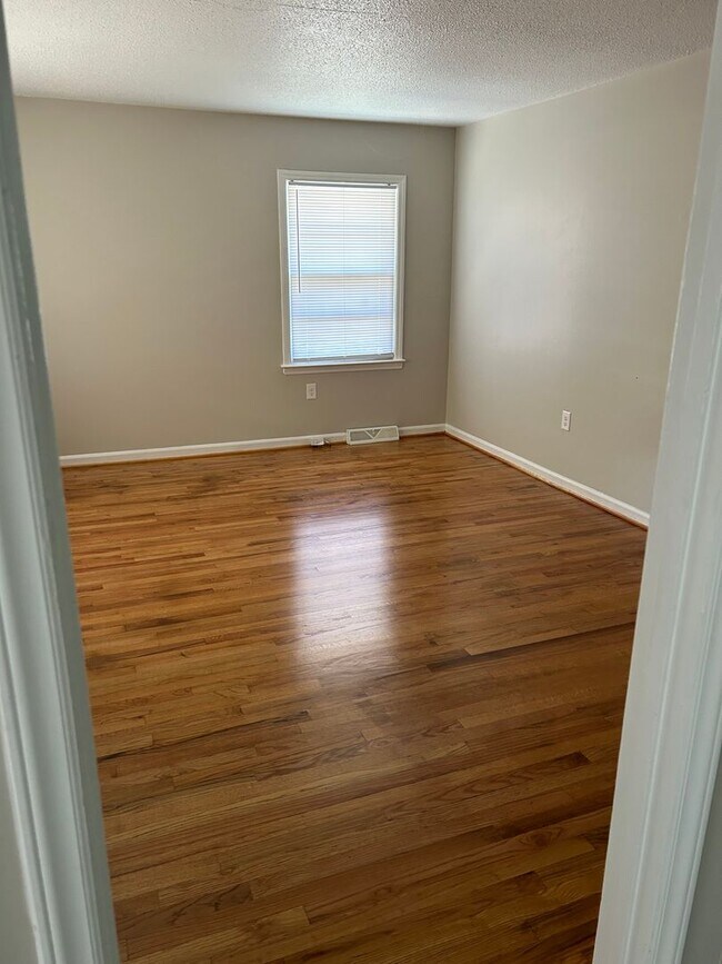 Building Photo - 1529 Charter Dr