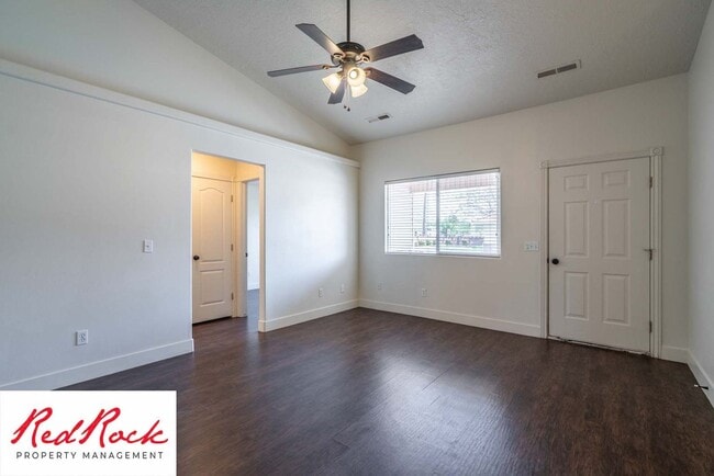 Building Photo - Spacious 3-Bed, 2-Bath Ivins Townhome – Do...