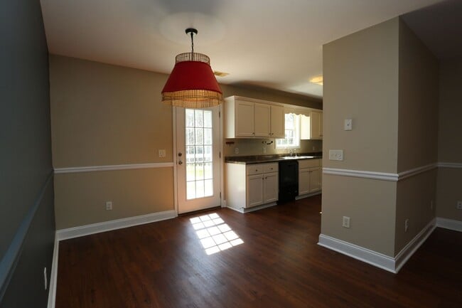 Building Photo - 3 Bedroom House close to Town!