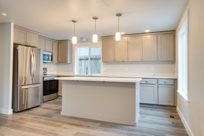 Building Photo - Federal Way Remodeled 2 Story