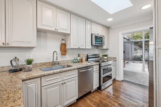 Building Photo - Beautiful 3 Bedroom 2 Bathroom Single Fami...