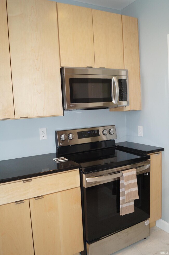 Building Photo - 303 S Washington St