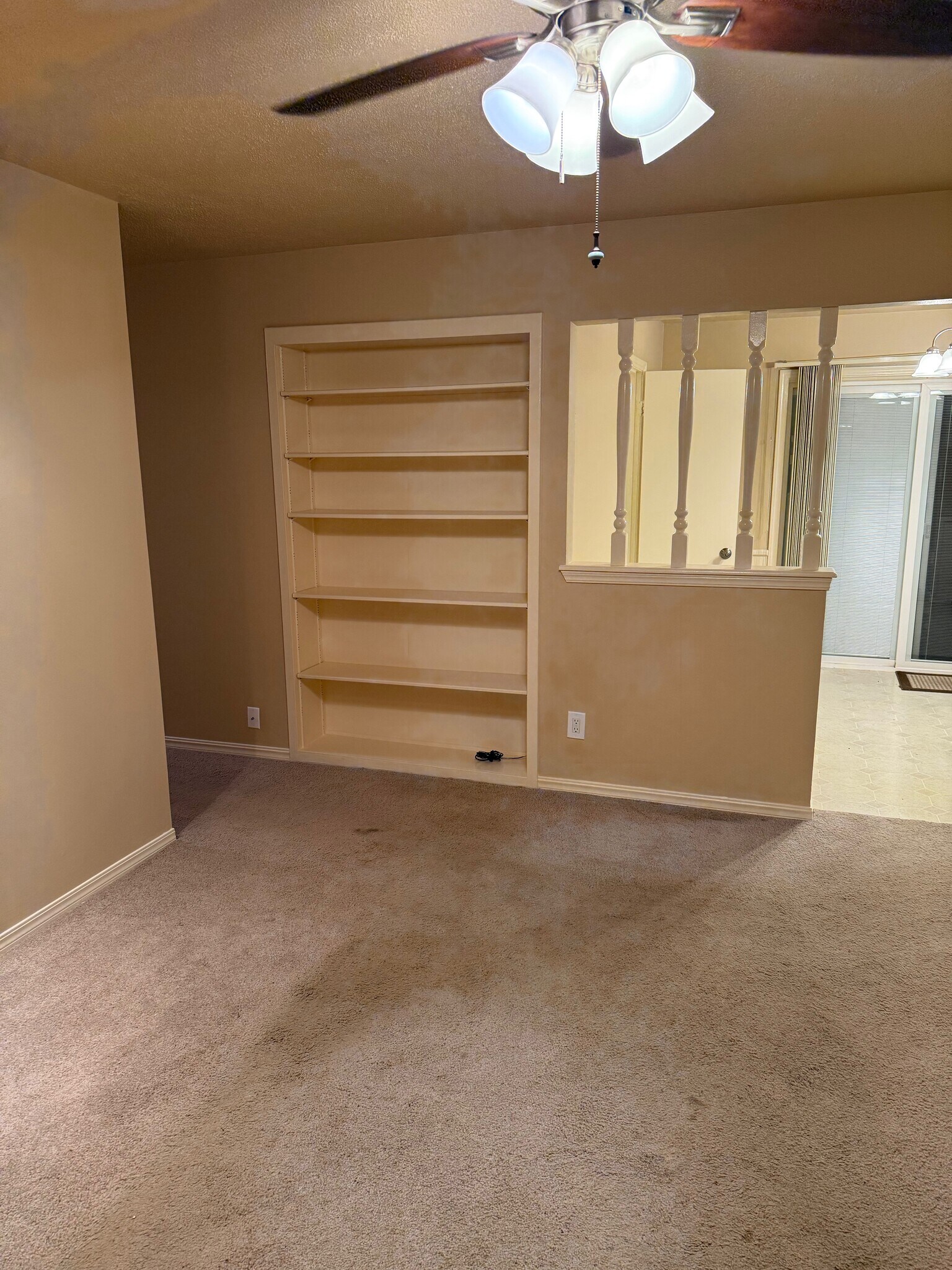 Living room - 3009 N Woodcrest Dr