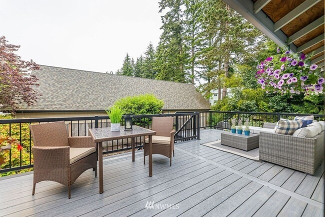 Building Photo - Oversized 4 Bedroom 3 Bathroom Home- Picni...