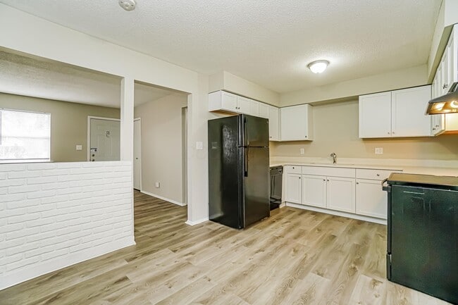 Building Photo - 5262 Hacket Dr