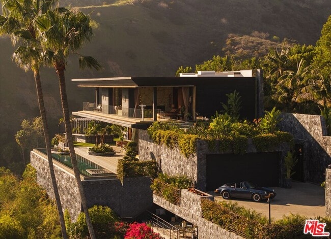 Building Photo - 1851 N Stanley Ave