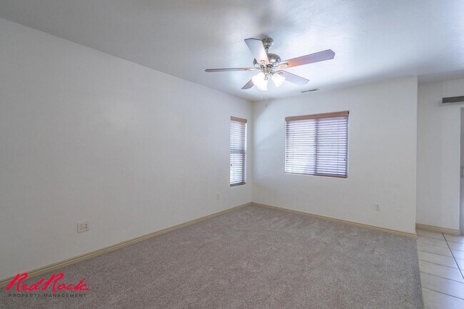 Building Photo - 3 Bedroom Townhome In Fossil Hills!