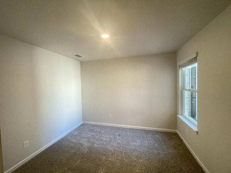 Building Photo - 373 Timberland Ave