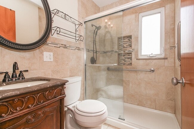 Building Photo - 3 bedroom Spacious Cape Cod!