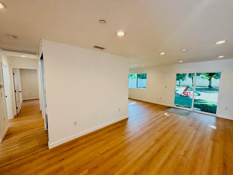 Building Photo - 14758 Lemay St