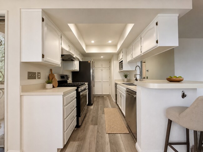 Building Photo - Spacious 2 BED 2 BATH Condo! Two-Car Tandem Garage! Central AC! In Unit Washer/Dryer!