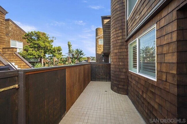 Building Photo - 325 S Sierra Ave