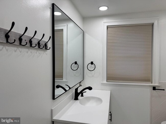 Building Photo - 725 W Mt Vernon St