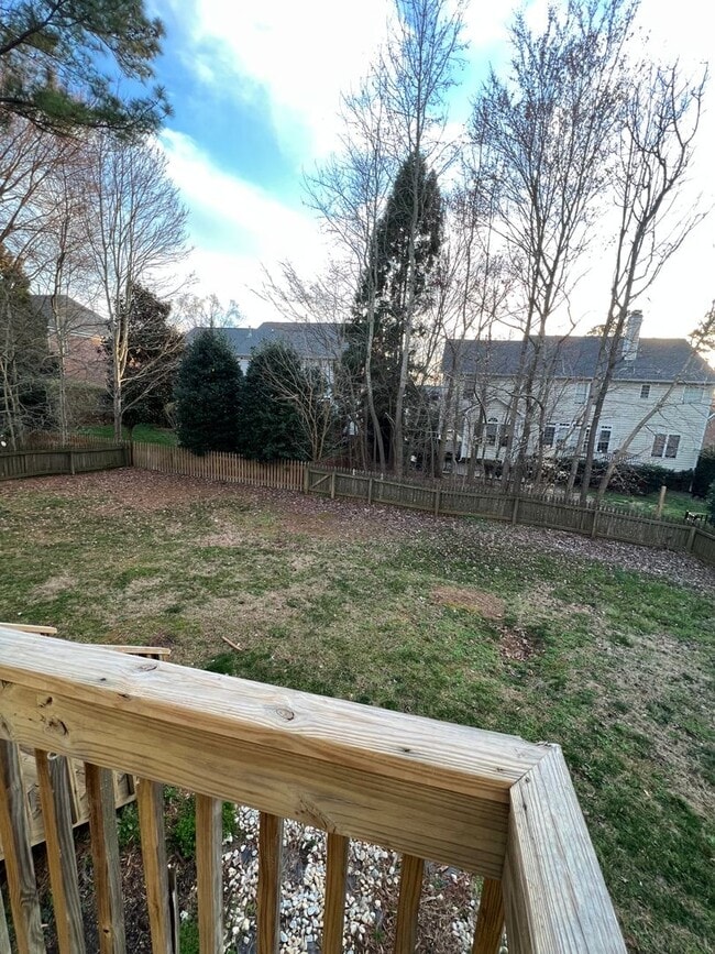 Building Photo - Beautiful 5 bedroom Executive Home In Wakefield