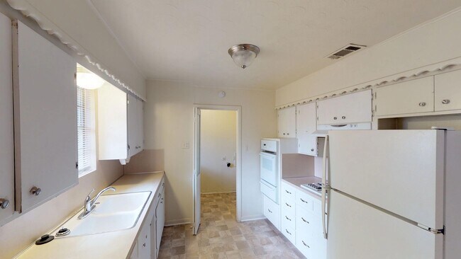 Building Photo - 3 Bedroom/2bath/2 Car Garage