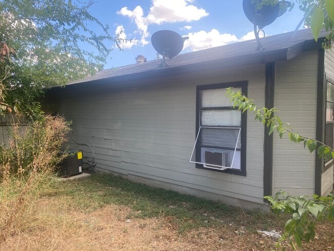 Building Photo - Large 2/2 duplex with a 2 car carport