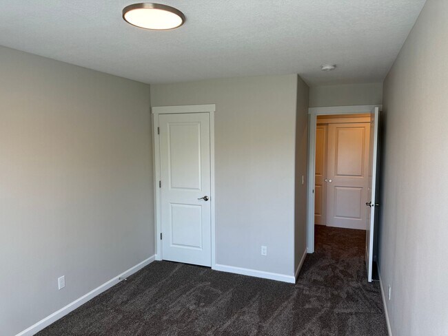 Building Photo - New 4 Bed / 2.5 Bath Duplex!
