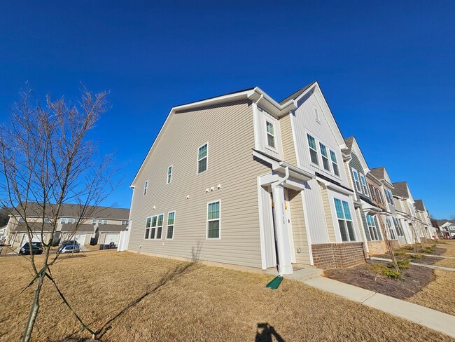 Building Photo - Brand New Large, 4BR End-Unit townhome in ...