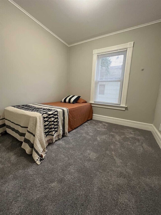 Building Photo - 21 Lincoln Ave