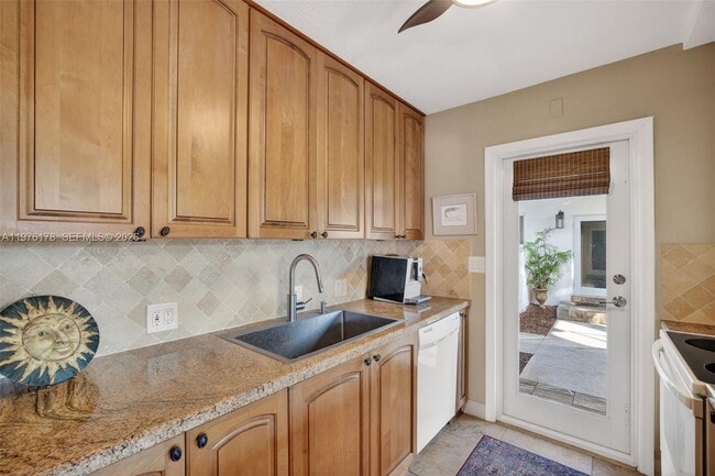 Building Photo - 180 Isle of Venice Dr