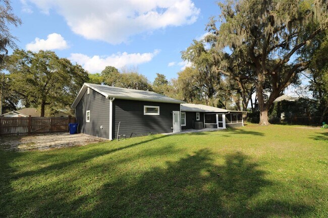 Building Photo - 140 Seminole Rd