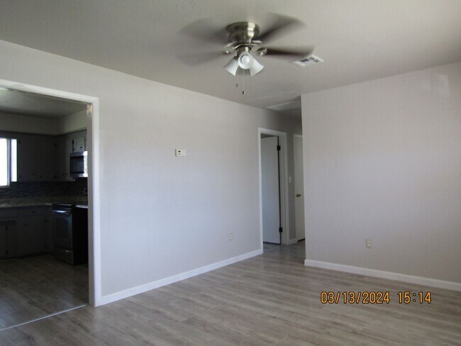 Building Photo - Freshly Painted/New Flooring Home!! Pets N...