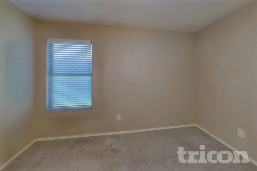 Building Photo - 2328 White Oak Dr