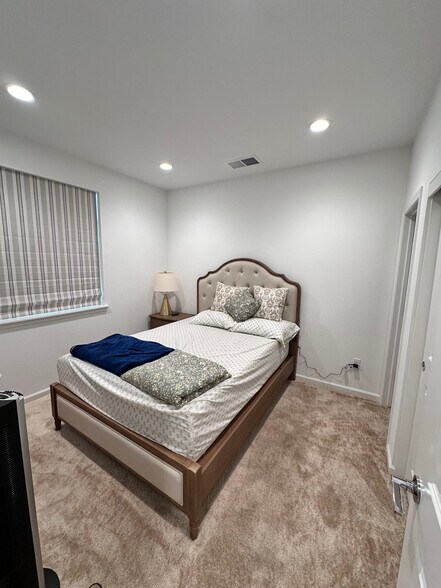 Building Photo - 6216 Diamond Way