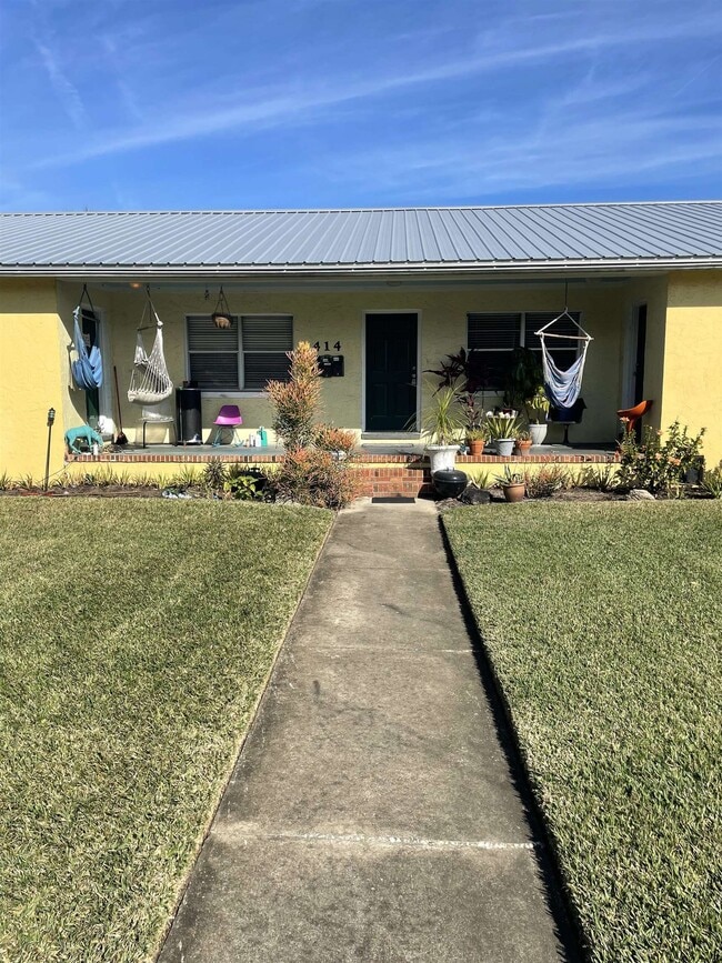 Building Photo - 414 Arricola Ave