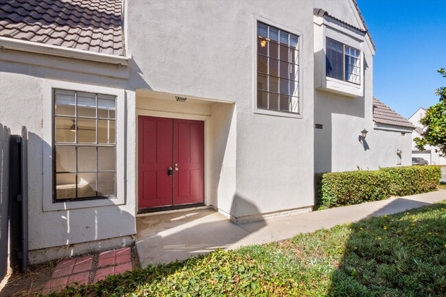 Building Photo - Renovated 2bed x 2.5bath Townhouse with Private Patio & 2-Car Garage