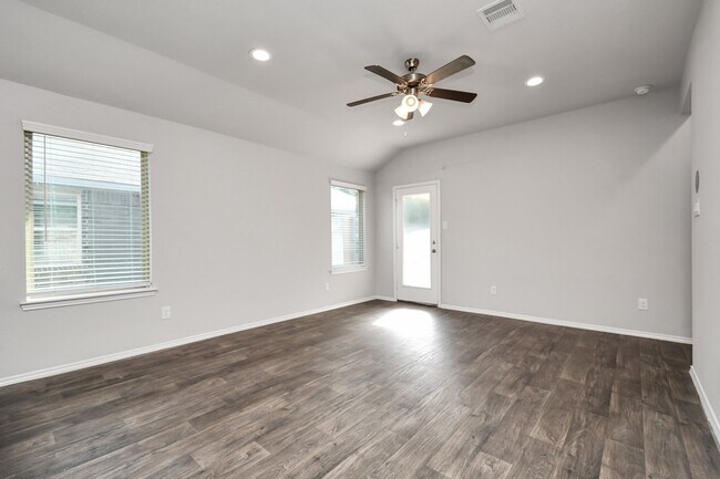 Building Photo - 9847 Laurel Lake Dr