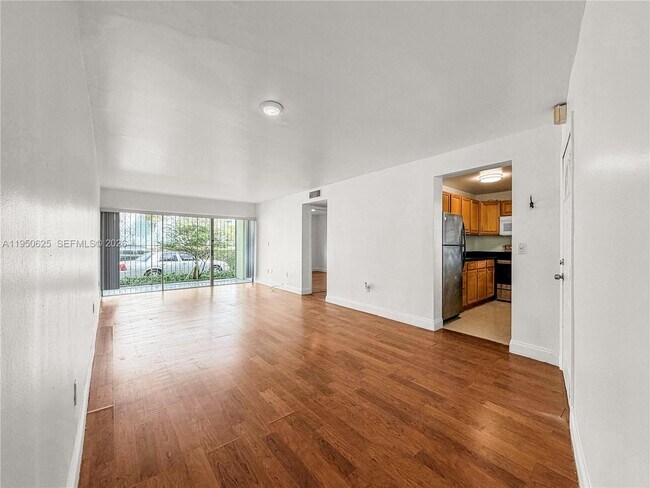 Building Photo - 520 NE 38th St